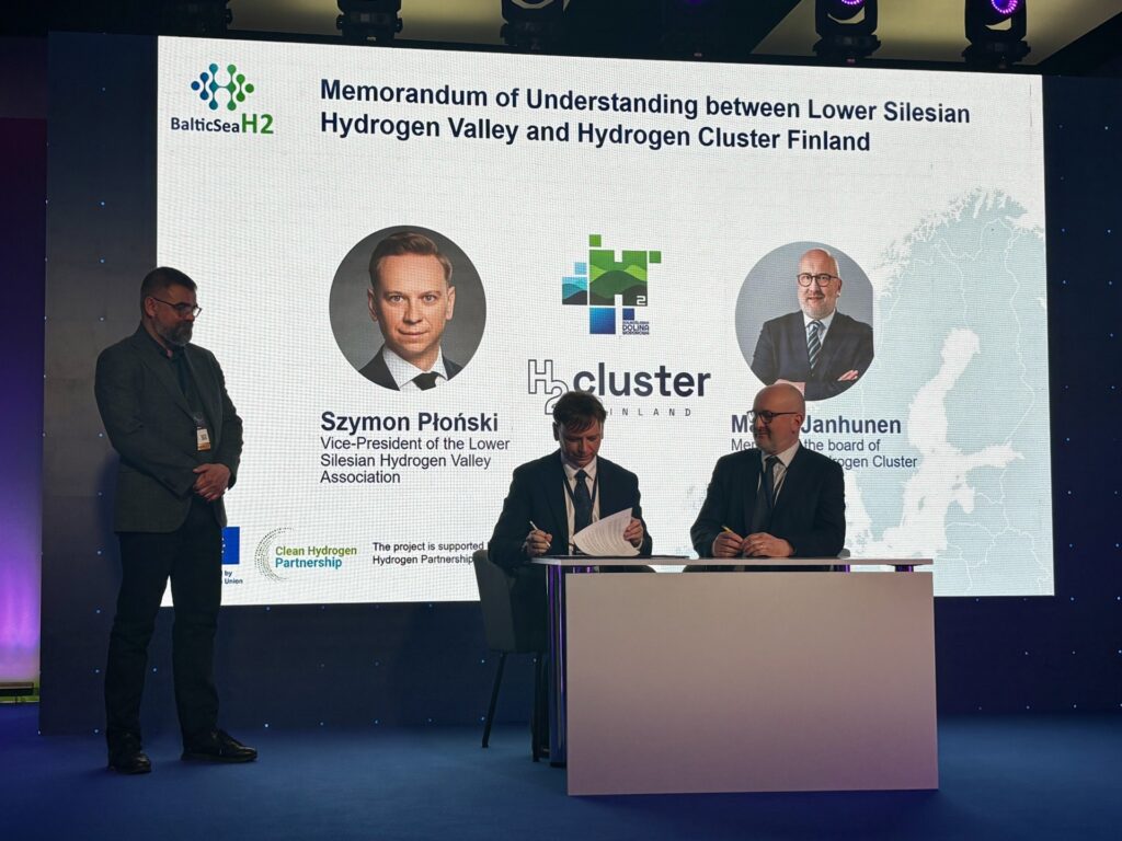 Szymon Plonski and Marko Janhunen signed the MoU.