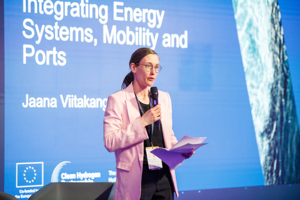 Jaana Viitakangas hosting a panel on integrated energy systems, mobility and ports.